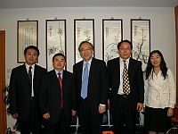 湖北大學副校長劉建平教授(左二)與中大副校長鄭振耀教授(中)會晤。